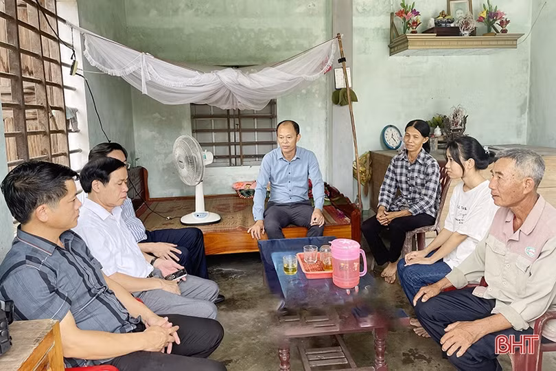 Trao sổ tiết kiệm 40 triệu đồng cho sinh viên nghèo ở Cẩm xuyên