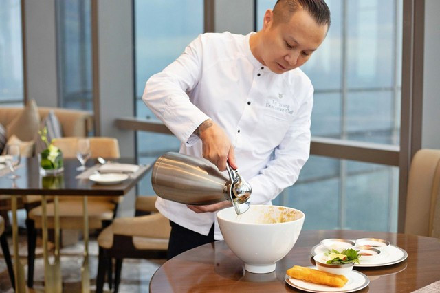 Báo quốc tế ấn tượng với bát phở bò lá vàng hấp dẫn nhất tại Việt Nam