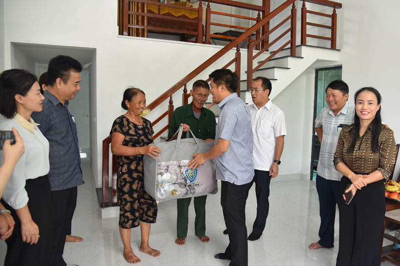 Tặng nhiều mô hình sinh kế cho người nghèo Hà Tĩnh