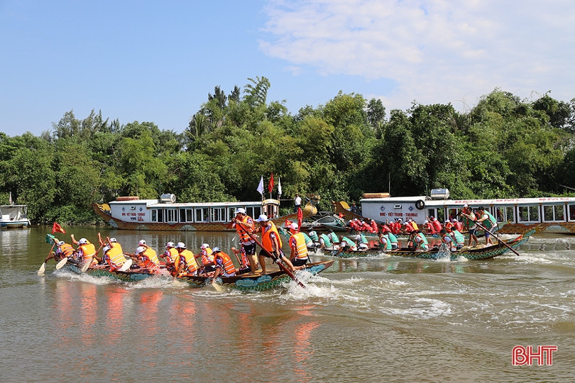 Hơn 200 VĐV tranh giải đua thuyền trên sông Rào Cái