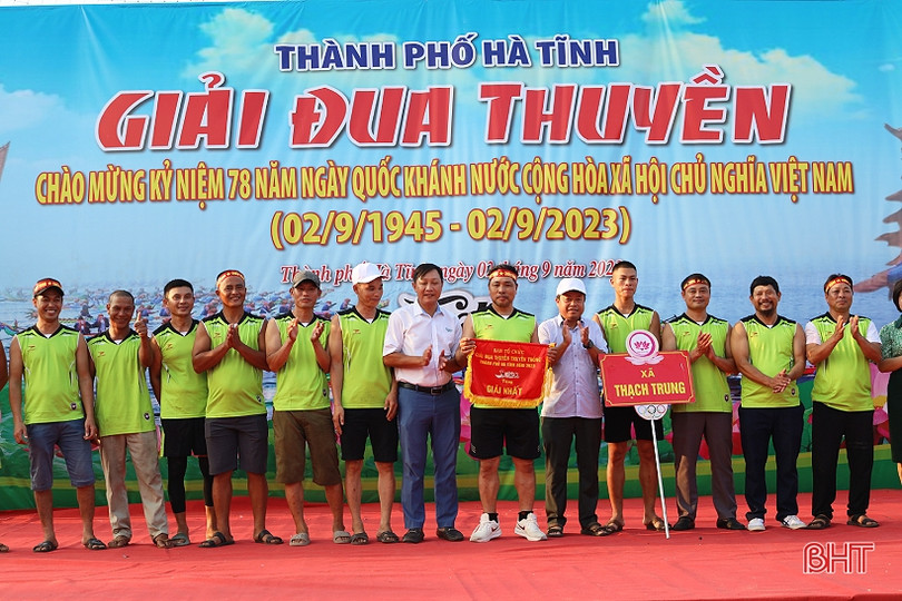 Hơn 200 VĐV tranh giải đua thuyền trên sông Rào Cái