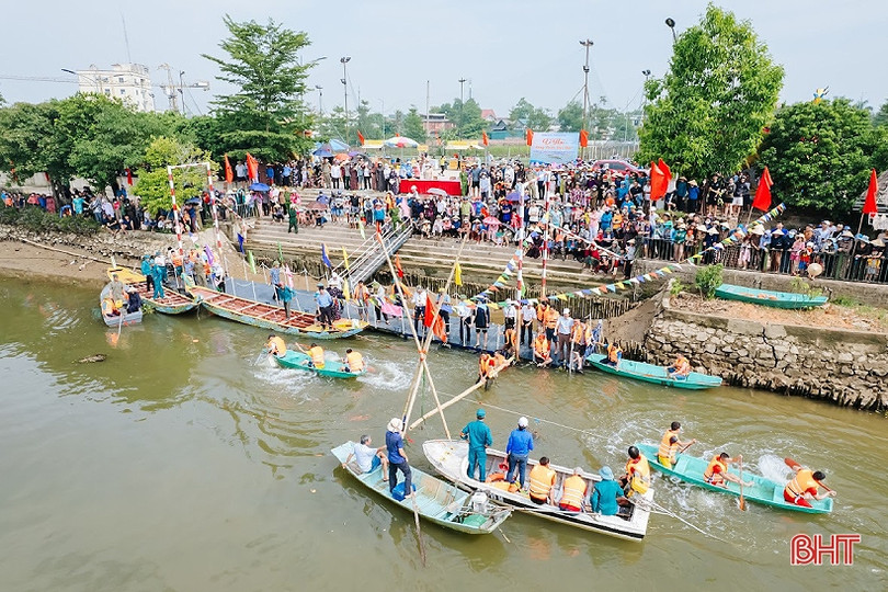 Hơn 200 VĐV tranh giải đua thuyền trên sông Rào Cái