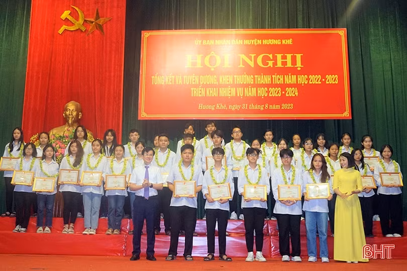 Vinh danh, tặng quà tập thể, cá nhân xuất sắc trong dạy và học