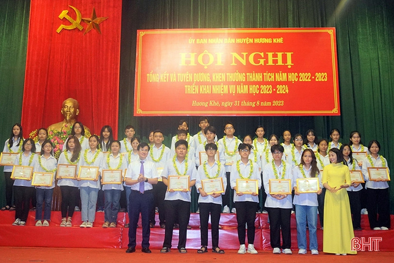 Vinh danh, tặng quà tập thể, cá nhân xuất sắc trong dạy và học