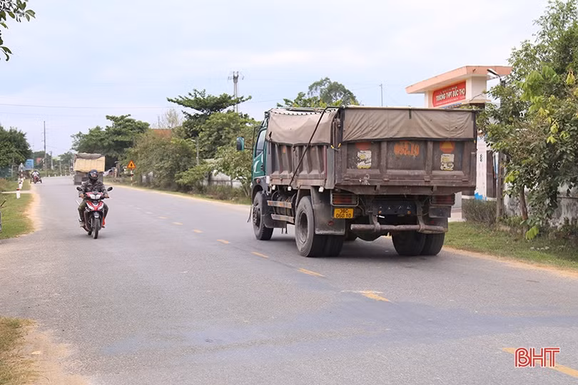 Kiểm soát chặt xe chở vật liệu xây dựng thi công dự án trọng điểm quốc gia qua Đức Thọ