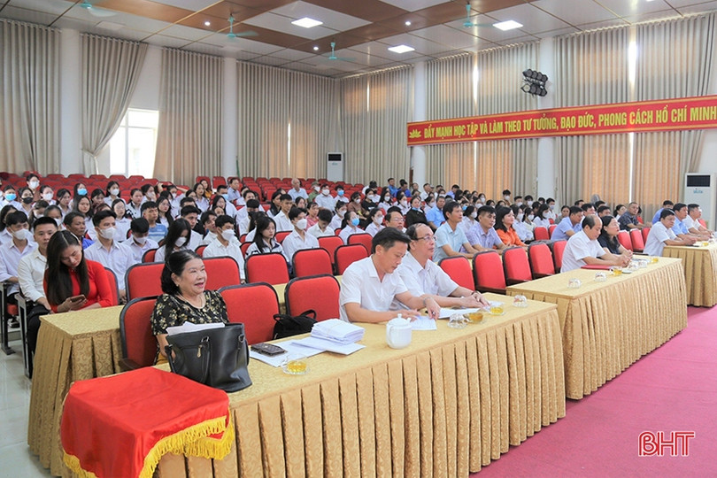 Vinh danh, tặng quà tập thể, cá nhân xuất sắc trong dạy và học