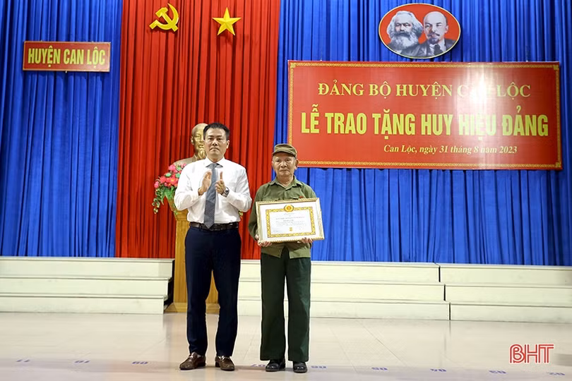 Các địa phương trao Huy hiệu Đảng cho đảng viên dịp 2/9