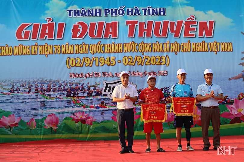 Hơn 200 VĐV tranh giải đua thuyền trên sông Rào Cái