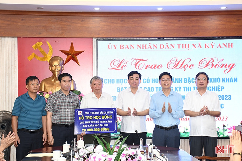 Thị xã Kỳ Anh trao học bổng cho 13 tân sinh viên gặp hoàn cảnh khó khăn