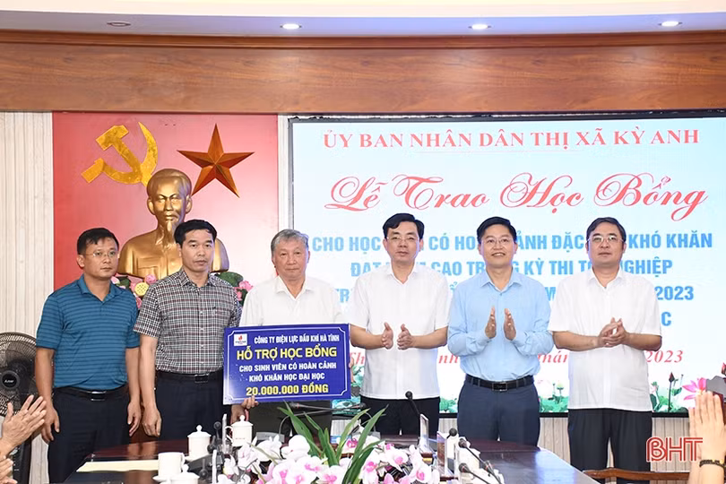 Thị xã Kỳ Anh trao học bổng cho 13 tân sinh viên gặp hoàn cảnh khó khăn
