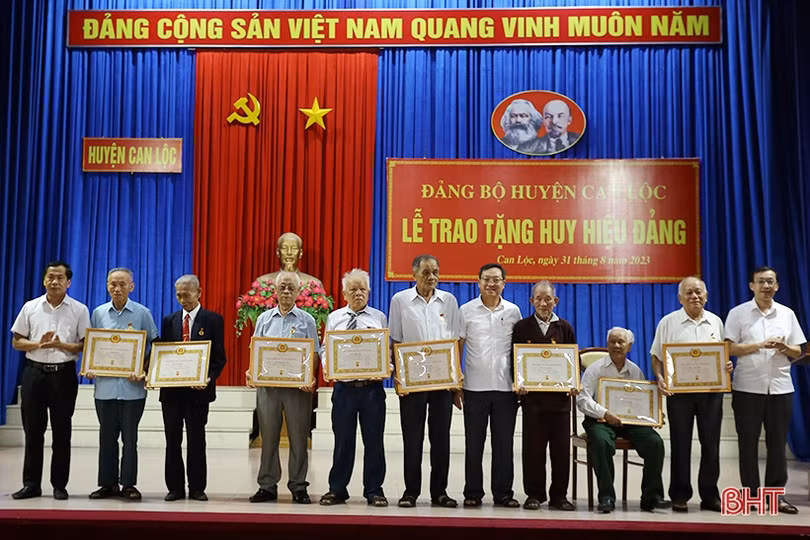 Các địa phương trao Huy hiệu Đảng cho đảng viên dịp 2/9