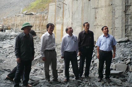 Cùng ngày, PCT UBND tỉnh Lê Đình Sơn đã đến kiểm tra tiến độ công trình cống lấy nước số 1 thuộc dự án Ngàn Trươi – Cẩm Trang