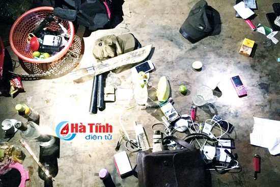 Bắt nhóm 9X tụ tập "đập đá" trong lán phế liệu ảnh 2