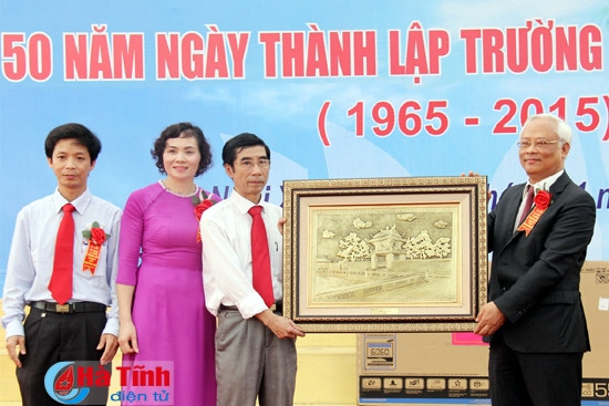 Phó Chủ tịch UBND tỉnh Nguyễn Thiện, Trưởng ban Dân vận Tỉnh ủy Phan Cao Thanh trao bức trướng của Tỉnh ủy-HĐND-UBND-UBMTTQ tỉnh tặng Trường THPT Nguyễn Du Phó Chủ tịch Quốc hội Uông Chu Lưu trao quà lưu niệm cho nhà trường Phó Chủ tịch Quốc hội Uông Chu Lưu và Tổng Biên tập Báo Nhân dân Thuận Hữu ủng hộ 500 triệu đồng đồng vào Quỹ Khuyến học Ông Phạm Ngọc Thắng – cựu học sinh khóa 81-84 ủng hộ 300 triệu đồng vào Quỹ Khuyến học Trường THPT Nguyễn Du.