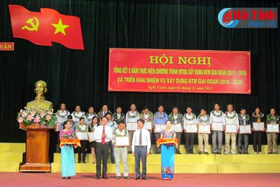 Lãnh đạo huyện Nghi Xuân trao thưởng các tập thể, cá nhân xuất sắc trong thực hiện chương trình xây dựng NTM Lãnh đạo huyện Nghi Xuân trao thưởng các tập thể, cá nhân xuất sắc trong thực hiện chương trình xây dựng NTM