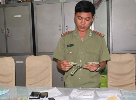 Cơ quan ANĐT Công an An Giang kiểm tra số tiền giả bắt giữ trong vụ án. Cơ quan ANĐT Công an An Giang kiểm tra số tiền giả bắt giữ trong vụ án.