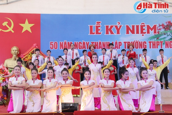 Trường THPT Nguyễn Du, THPT Hồng Lĩnh kỷ niệm ngày thành lập ảnh 1