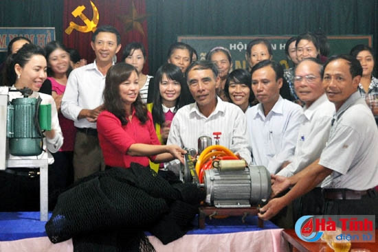 Bàn giao tài sản cho HTX nuôi cá lồng bè Hộ Độ ảnh 1