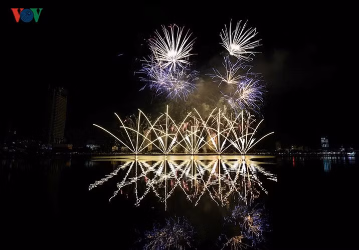 Phong cách pháo hoa Italy, nhạc Italy đăng quang trên sông Hàn