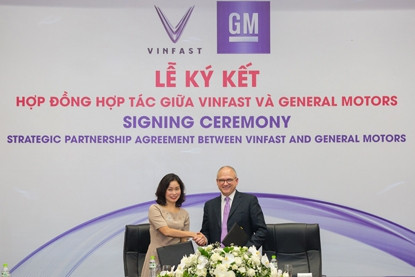 Bà Lê Thị Thu Thủy - Phó Chủ tịch Vingroup kiêm Chủ tịch VinFast và ông Barry Engle, Phó Chủ tịch điều hành kiêm Chủ tịch GM quốc tế ký thỏa thuận hợp tác chiến lược tại thị trường Việt Nam. VinFast mua lại hoạt động của GM Việt Nam