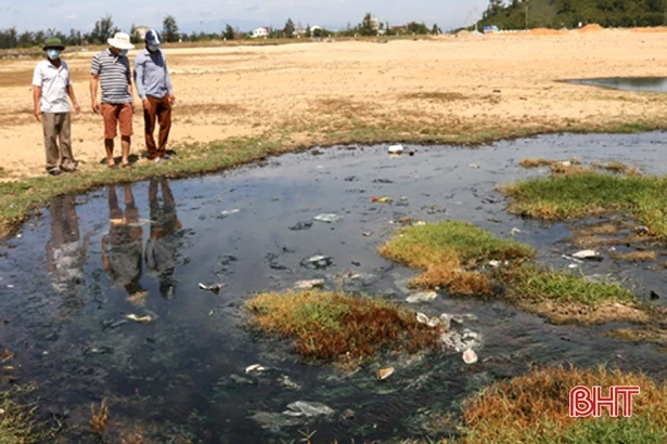 Khốn khổ vì “hứng” phải mùi hôi thối của nước thải Khu du lịch Thiên Cầm
