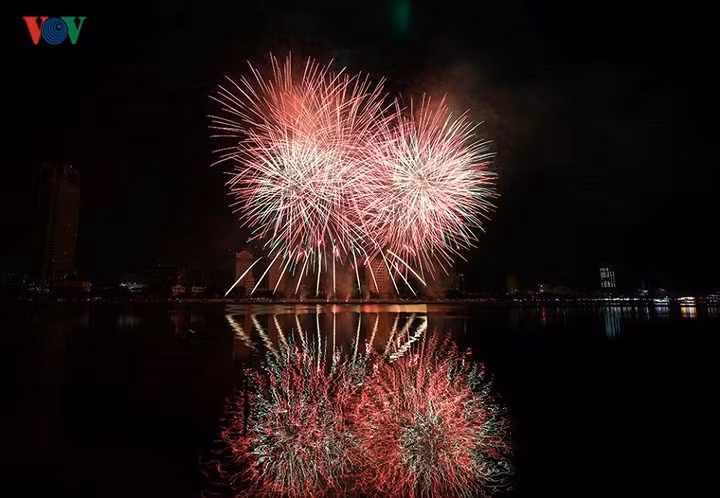 Phong cách pháo hoa Italy, nhạc Italy đăng quang trên sông Hàn