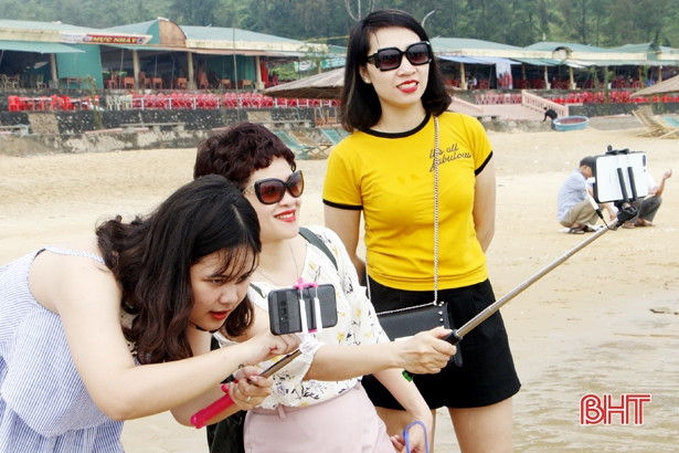 Nắng nóng, các bãi biển Hà Tĩnh đông nghẹt khách