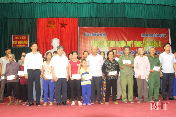 Báo GĐ&XH, Hội đồng hương Hà Tĩnh tại Hà Nội tặng quà gia đình chính sách Vũ Quang