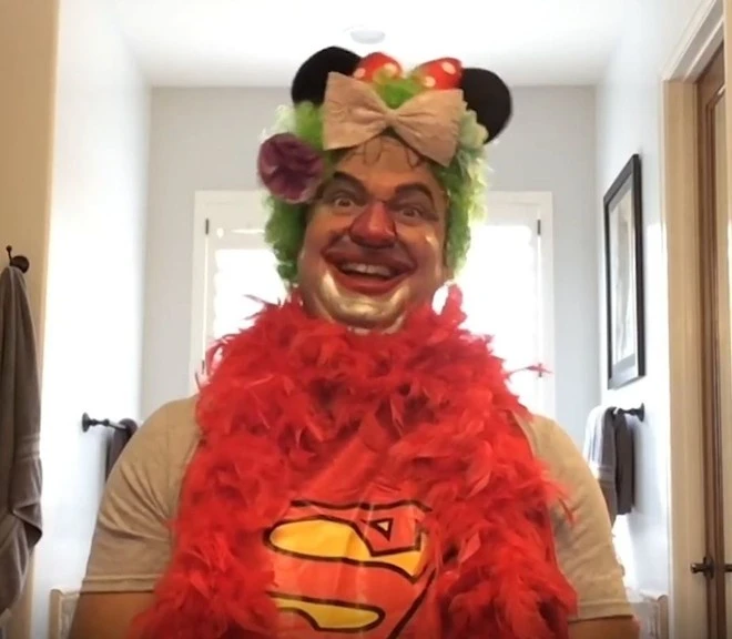 Cười nghiêng ngả hình ảnh các ông bố làm mẫu make up cho con gái