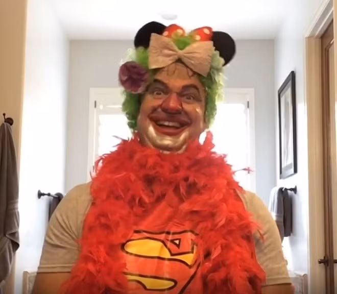 Cười nghiêng ngả hình ảnh các ông bố làm mẫu make up cho con gái