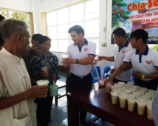 Trao trên 200 bát cháo cho bệnh nhân nghèo