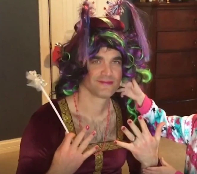 Cười nghiêng ngả hình ảnh các ông bố làm mẫu make up cho con gái