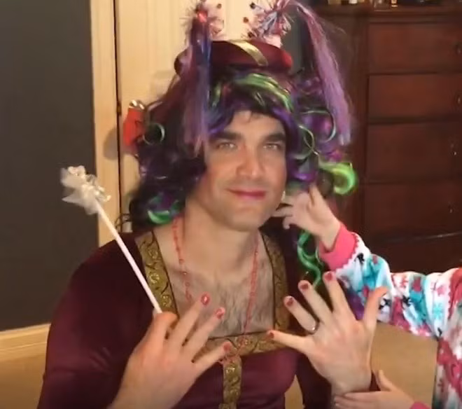 Cười nghiêng ngả hình ảnh các ông bố làm mẫu make up cho con gái