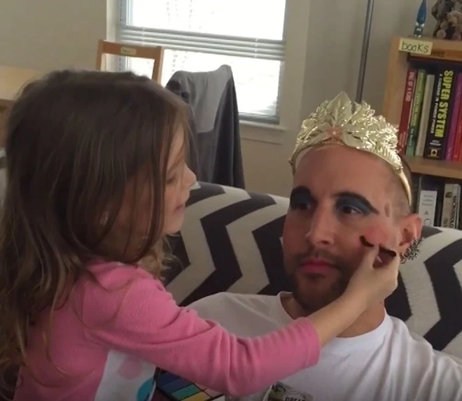 Cười nghiêng ngả hình ảnh các ông bố làm mẫu make up cho con gái