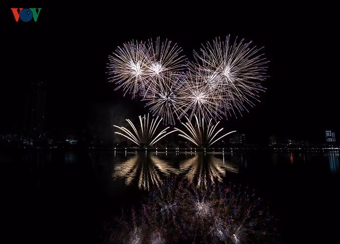 Phong cách pháo hoa Italy, nhạc Italy đăng quang trên sông Hàn