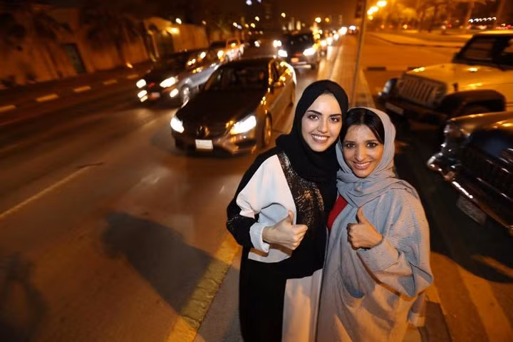 Phụ nữ Saudi Arabia hân hoan được lái xe ô tô tự do và hợp pháp