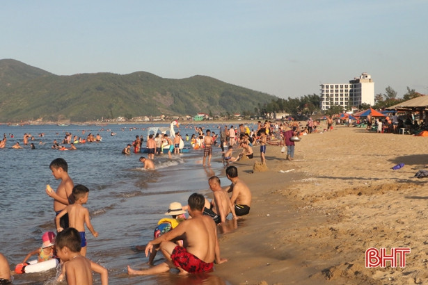 Nắng nóng, các bãi biển Hà Tĩnh đông nghẹt khách