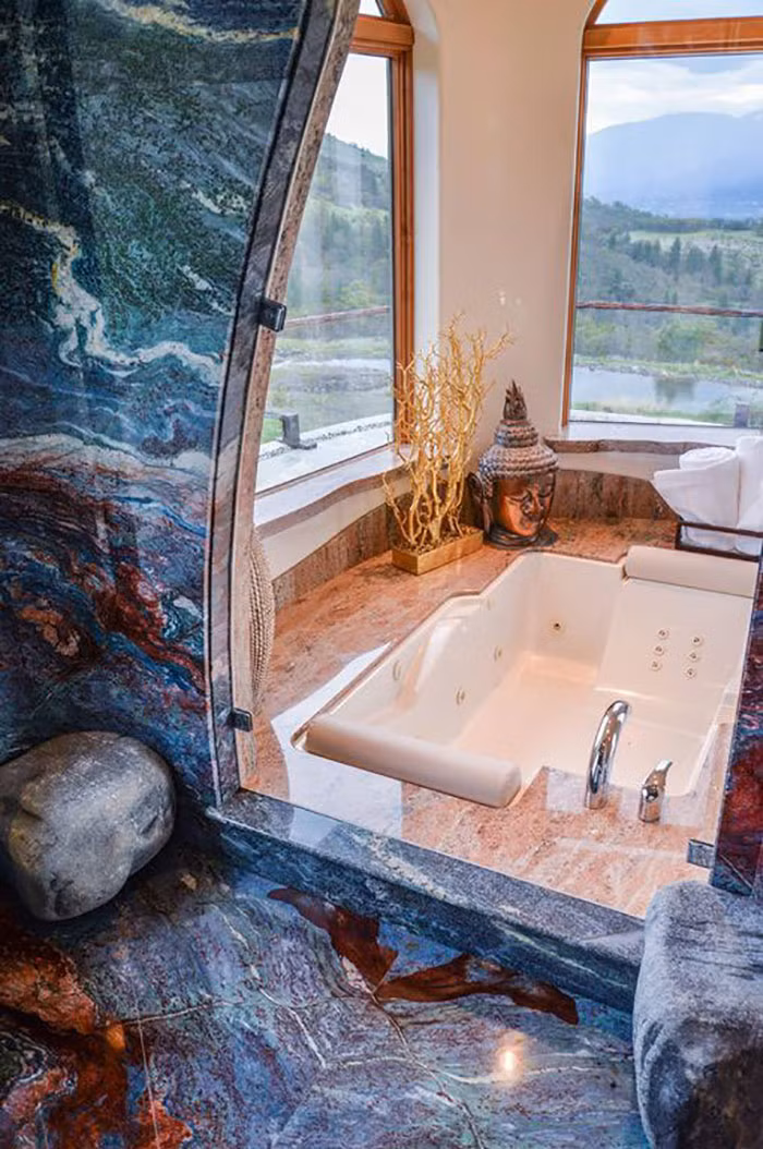 Nội thất gỗ được chế tác cầu kỳ bên trong ngôi nhà nằm giữa núi đồi ở Mỹ