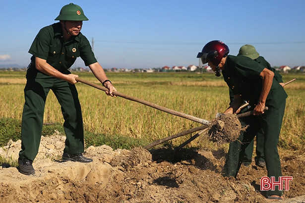 Không quản nắng nóng, đoàn viên, hội viên giúp xã Thạch Đồng xây dựng NTM