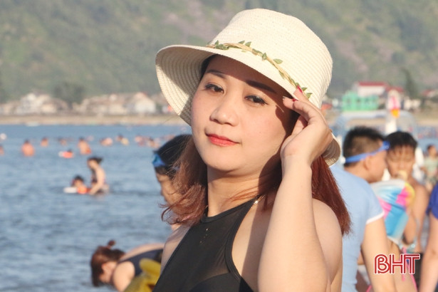 Nắng nóng, các bãi biển Hà Tĩnh đông nghẹt khách