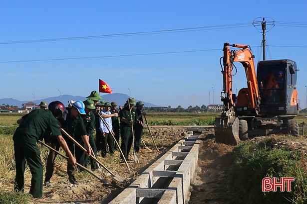 Không quản nắng nóng, đoàn viên, hội viên giúp xã Thạch Đồng xây dựng NTM