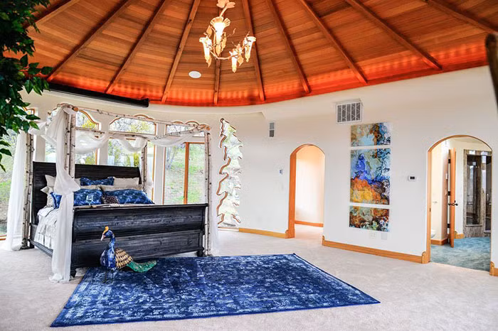 Nội thất gỗ được chế tác cầu kỳ bên trong ngôi nhà nằm giữa núi đồi ở Mỹ