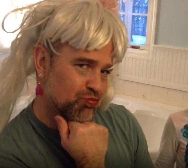 Cười nghiêng ngả hình ảnh các ông bố làm mẫu make up cho con gái