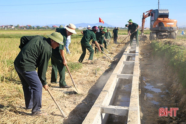 Không quản nắng nóng, đoàn viên, hội viên giúp xã Thạch Đồng xây dựng NTM