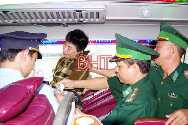 Bắt “nữ quái” mang 4.800 viên ma túy tổng hợp từ Lào qua Hà Tĩnh