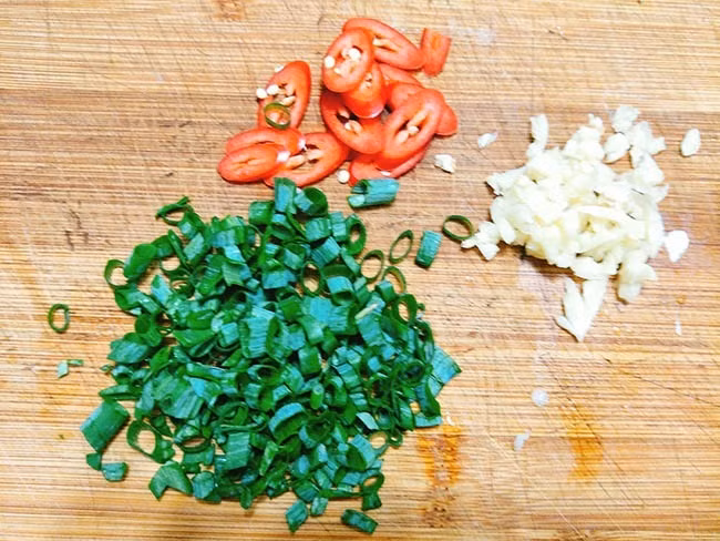 Sườn chiên mắm tỏi thơm lừng, đậm vị, để nhắm bia xem đá bóng thì còn gì bằng