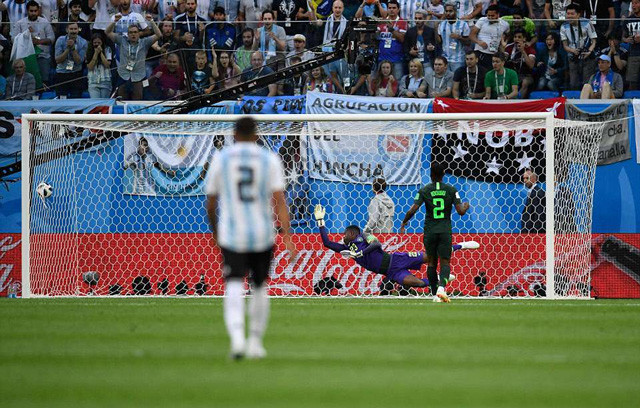 Thắng kịch tính Nigeria: Argentina lách qua khe cửa hẹp