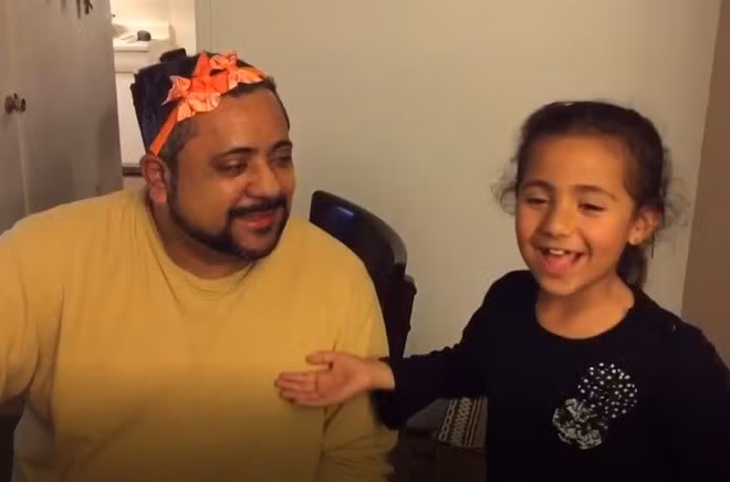 Cười nghiêng ngả hình ảnh các ông bố làm mẫu make up cho con gái