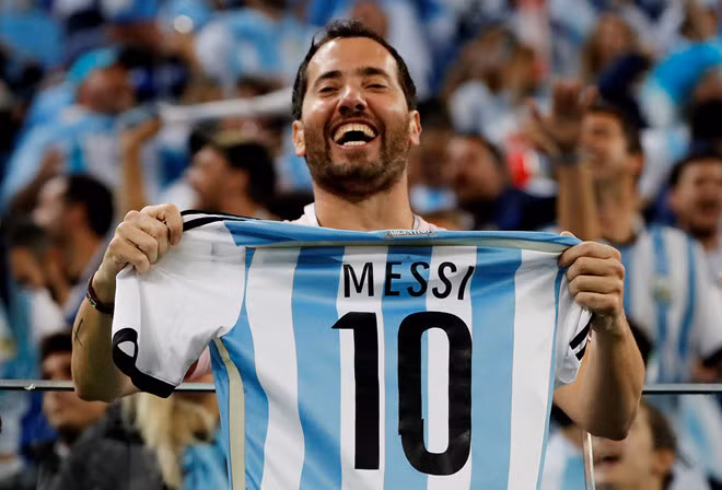 Đừng bắt Messi phải làm Maradona