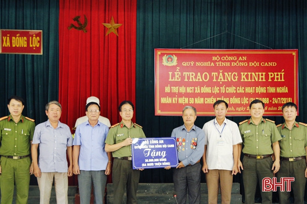 Bộ Công an tặng 30 triệu đồng cho Hội người cao tuổi Đồng Lộc